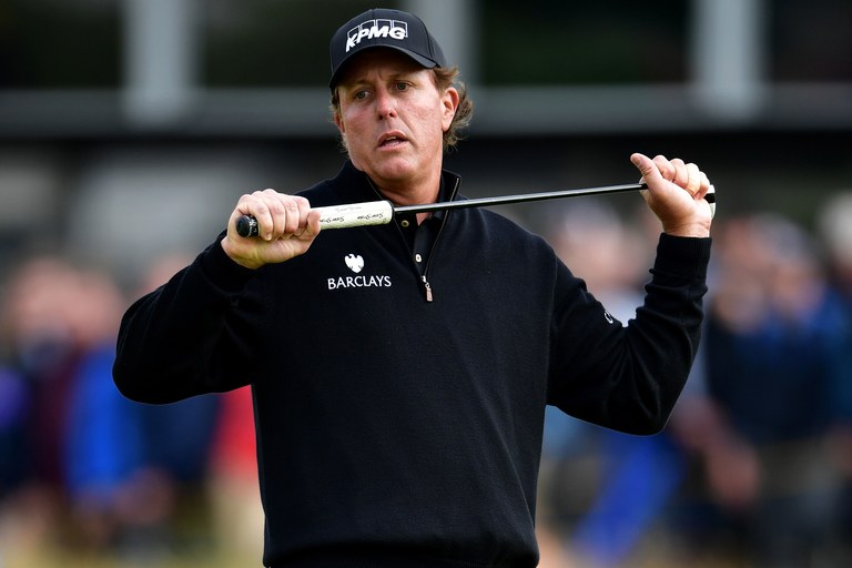 Phil Mickelson Plays Putter Hockey -- Stirs Major Controversy