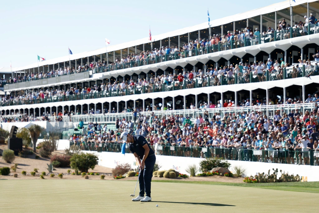 Phoenix-Mania:  Morning Frost, Desert Winds And Large Crowds